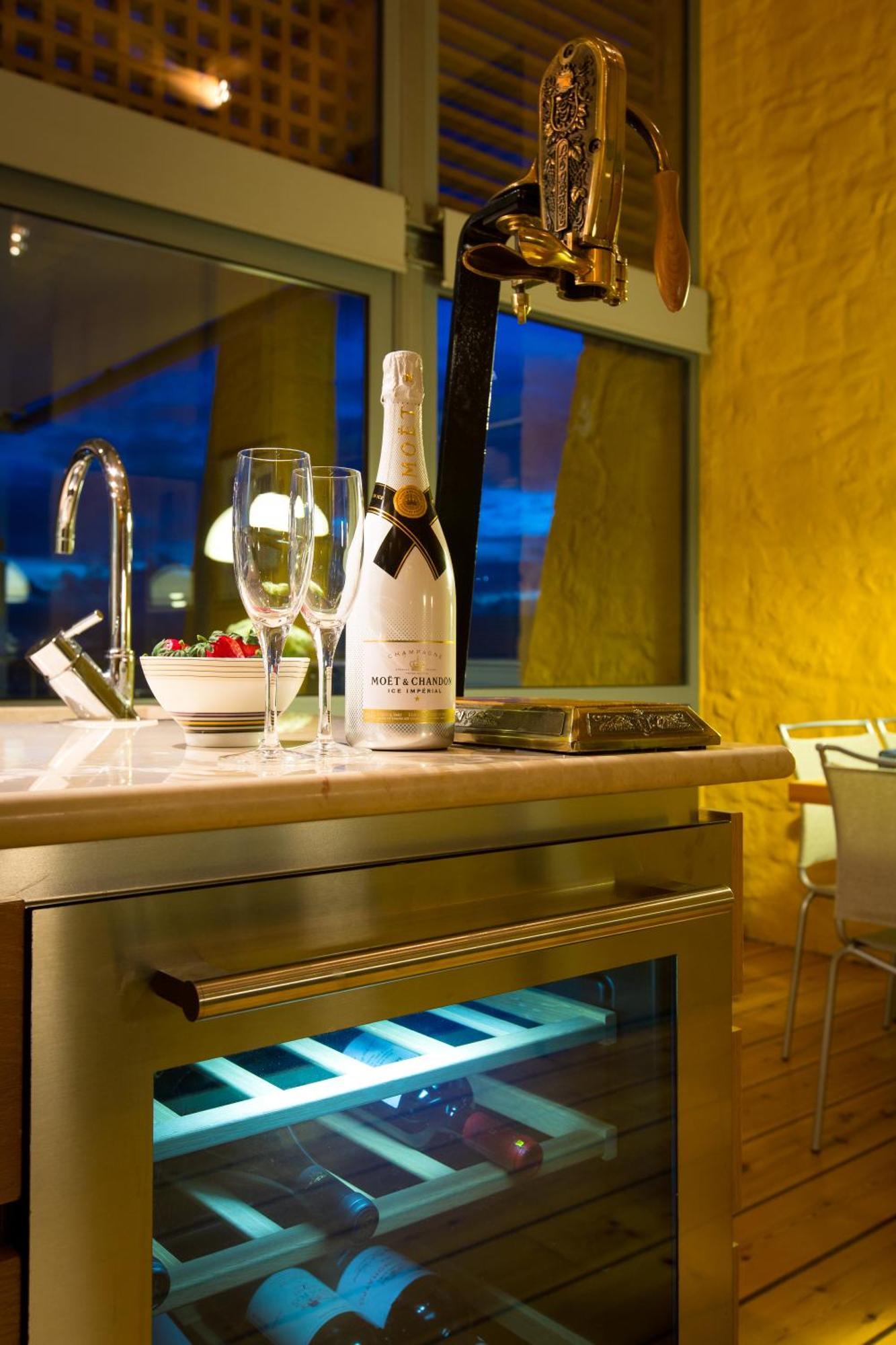 Beachfront Ravdoucha Epavlis Eleni Villa - Pool, Hot Tub, Gym, Sauna, Private Parking, Wifi Chania  Екстер'єр фото